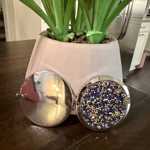 NEW!! Glam Compact Mirror - Picture 3 of 13
